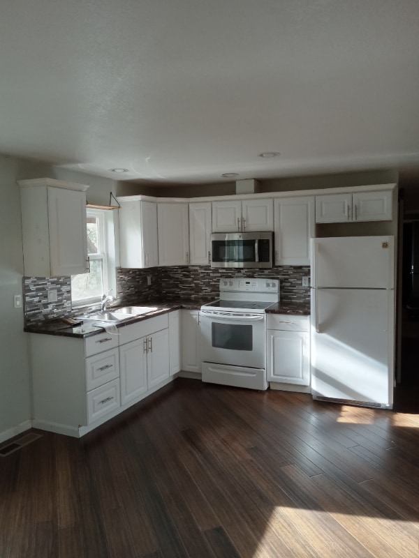 Foto del edificio - 16737 Lawrence Way