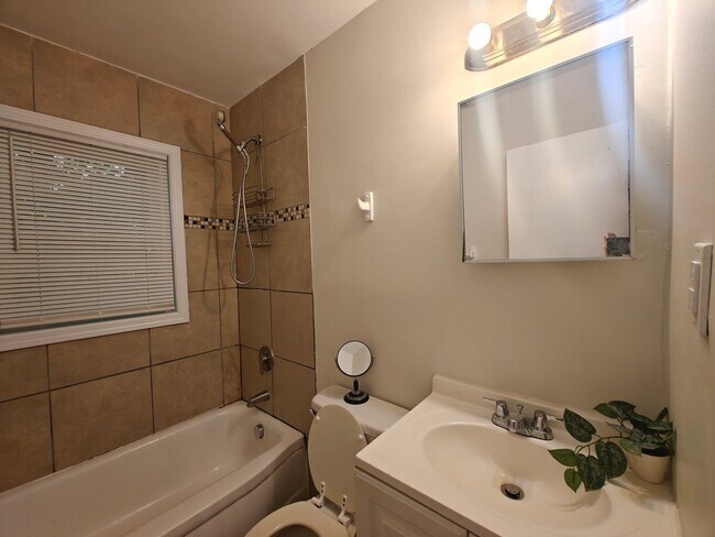 Foto del edificio - 2217 Custer St