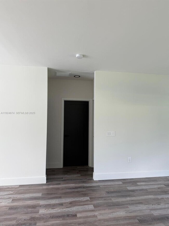 Foto del edificio - 710 Bedford Point Ave