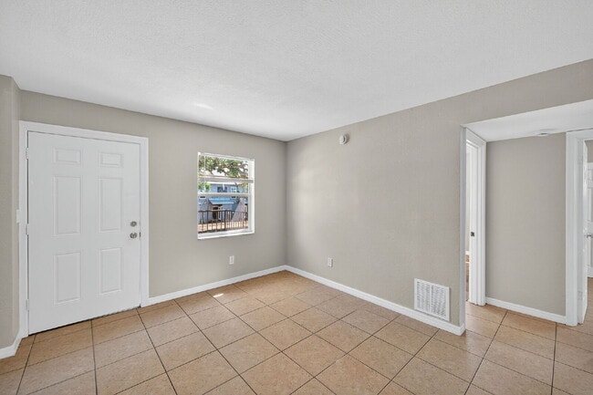 Building Photo - Updated 2 bedroom St. Pete Apartment with Modern Finishes, Private Porch & Utilities Included