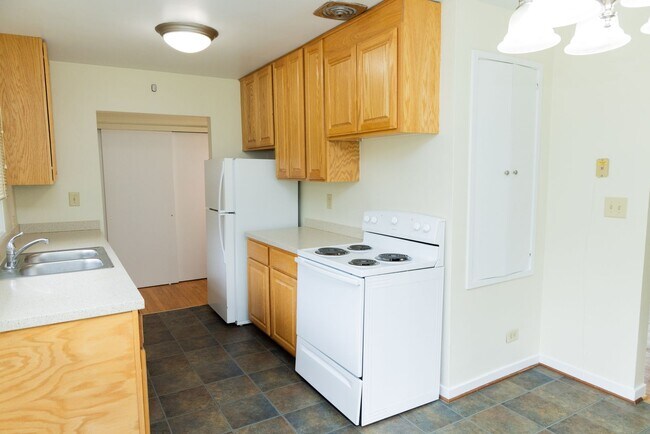 Foto del edificio - Townhouses Available Near UVA