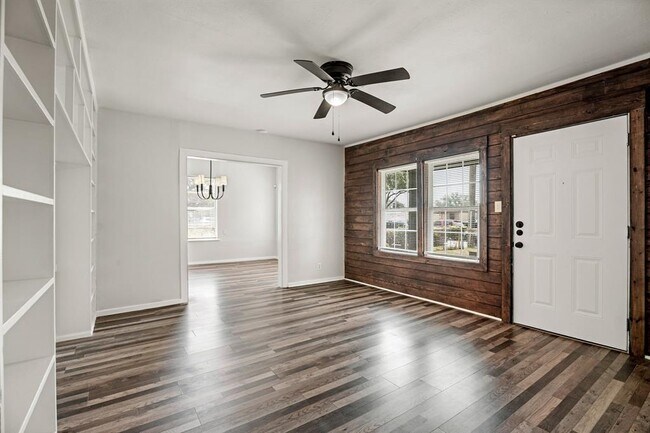 Foto del edificio - 5043 Arvilla Ln