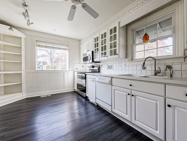 Building Photo - LOCATION, LOCATION, LOCATION!!! Royal Oak ...