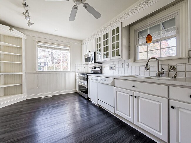 Foto del edificio - LOCATION, LOCATION, LOCATION!!! Royal Oak ...