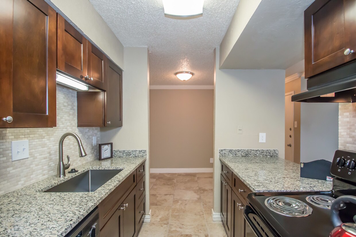 Foto principal - 7729 N College Cir