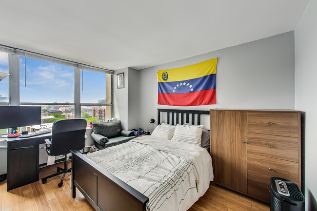 Foto del edificio - 655 W Irving Park Rd