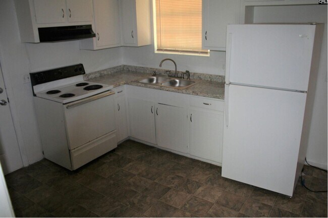 Building Photo - 3 Bedroom 1 Bath with Carport