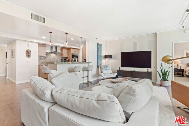 Building Photo - 13650 Marina Pointe Dr