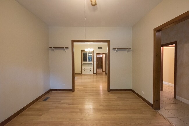 Building Photo - 1233 W Wrightwood Ave