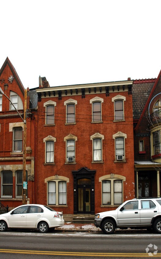 Foto principal - 908 Cedar Ave