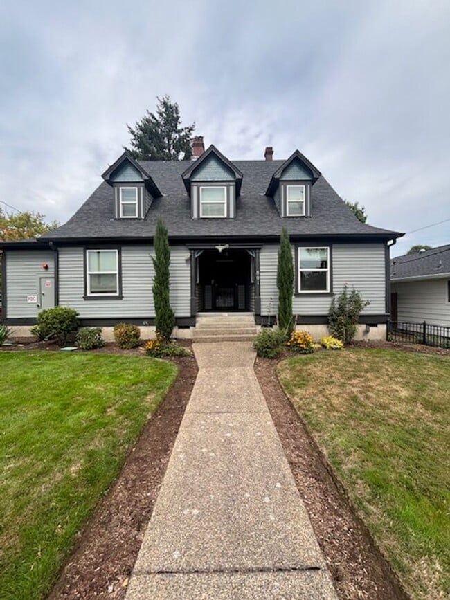 Building Photo - 2 Bedroom 1 Bath Apt in Newberg