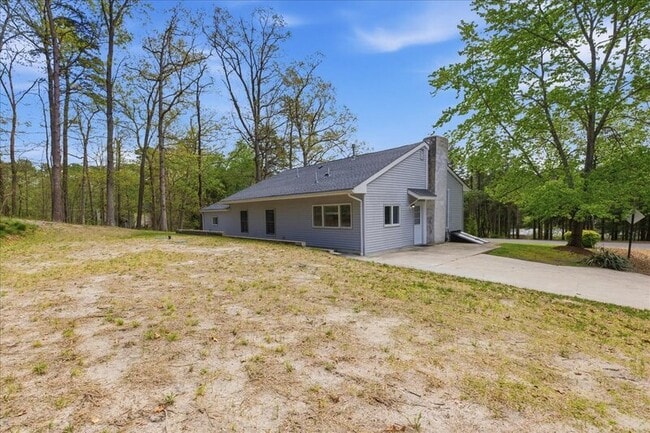 Building Photo - 2901 N Lakeshore Dr