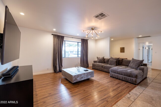 Foto del edificio - 8550 E Sells Dr