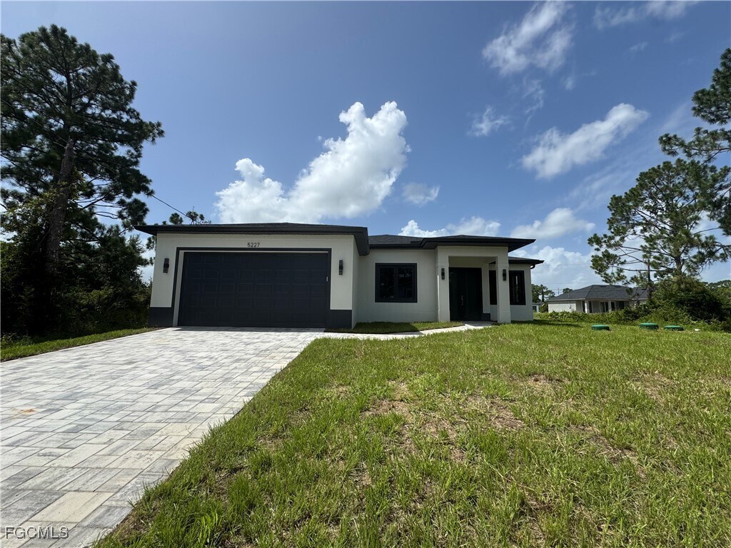 Foto principal - 5227 4th St W