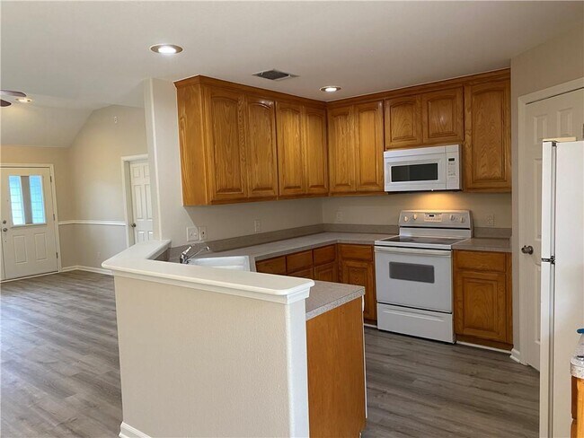 Building Photo - 1320 Springlake Dr