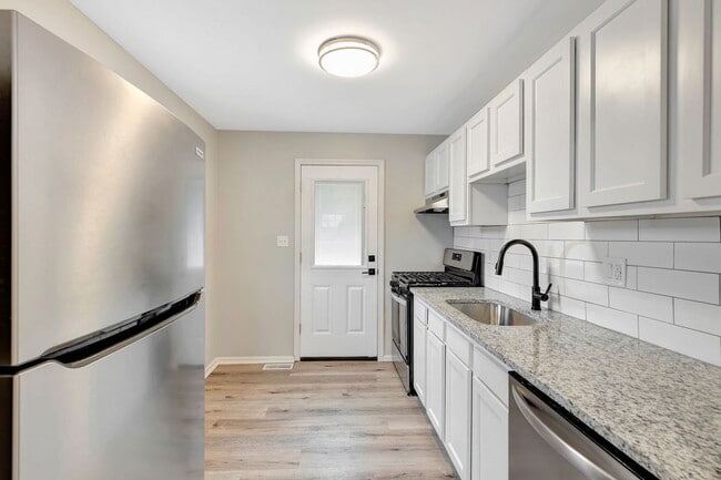 Foto del edificio - 7201 Longfield Dr