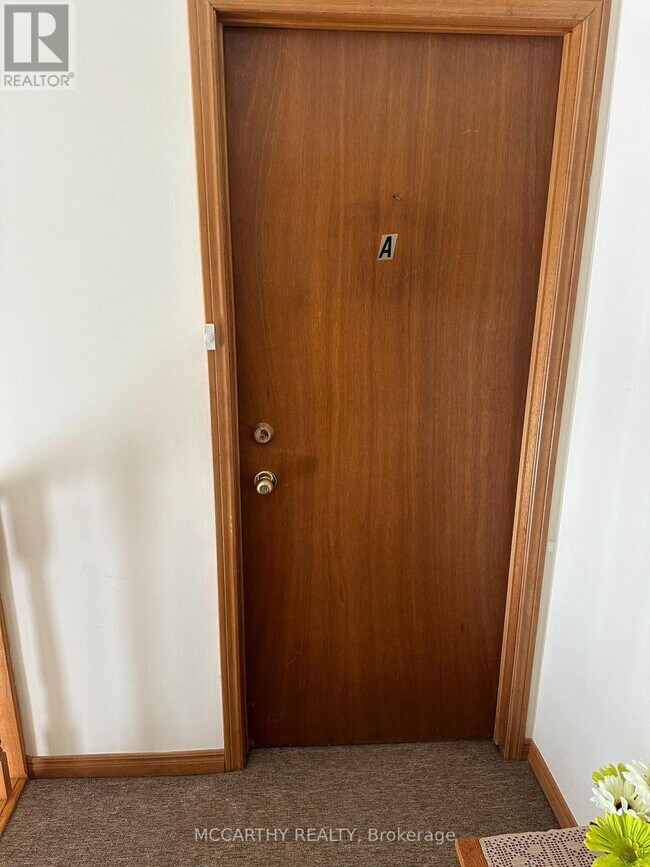 Building Photo - 217 Sarah Ct