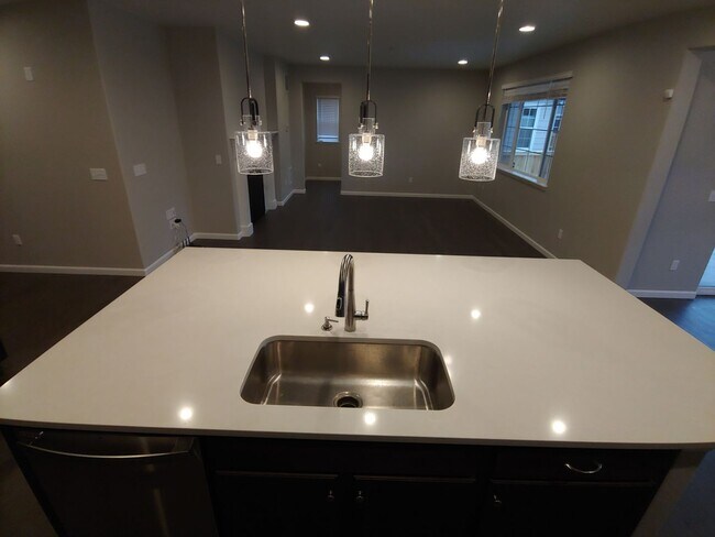Building Photo - Gorgeous 4 Bed 3.5 Bath in Fantastic Location