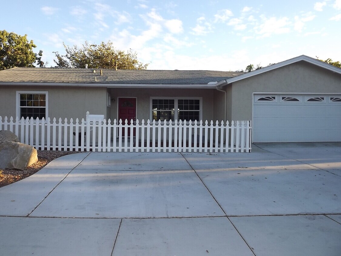 Primary Photo - Beautiful 3 bed 2 bath home with a Huge Ba...
