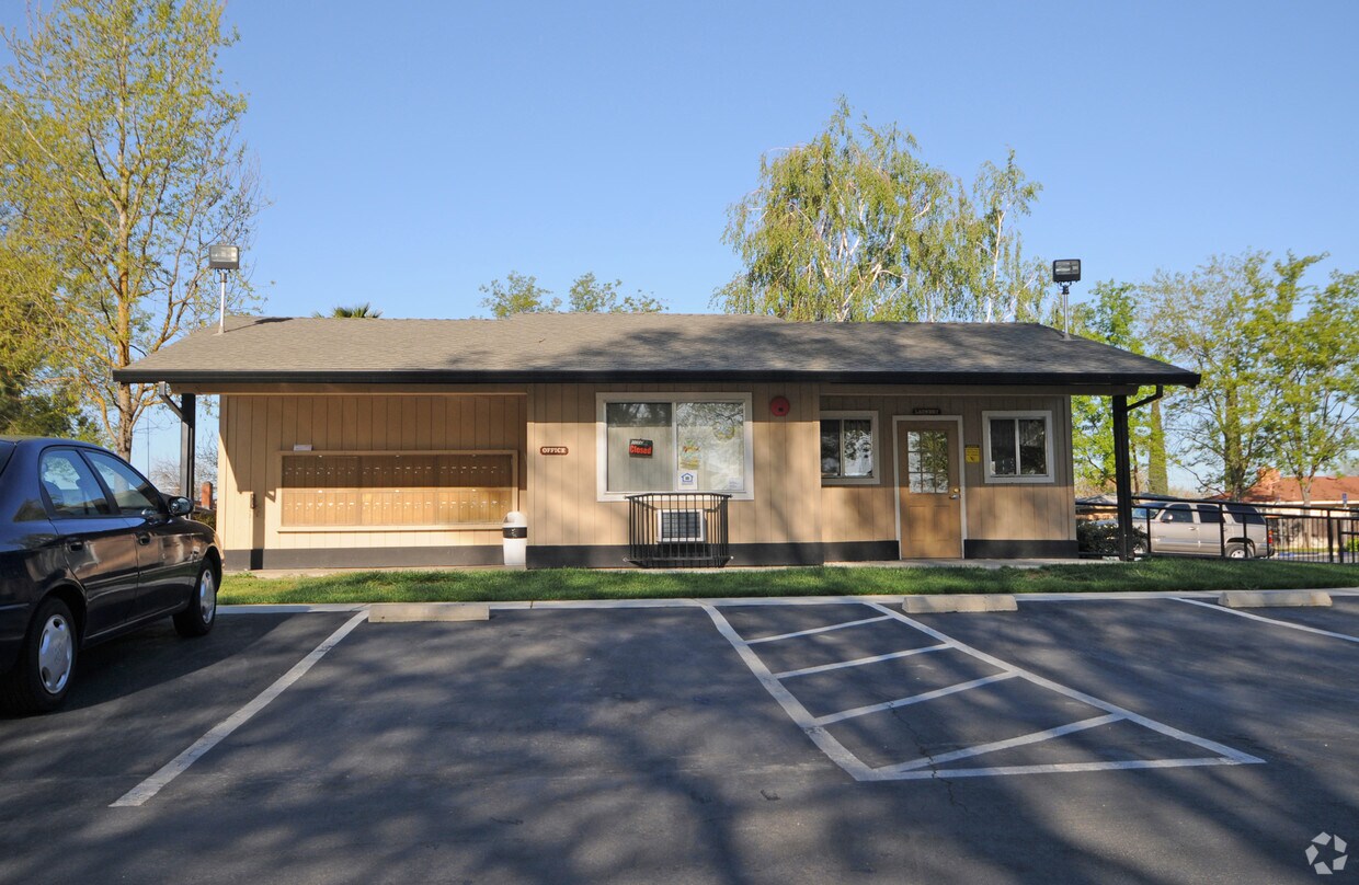 Foto del edificio - Meredith Manor Apartments
