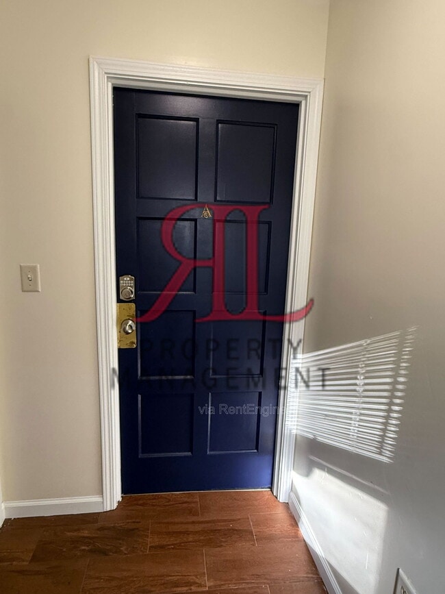 Building Photo - 722 Sheridan Ave