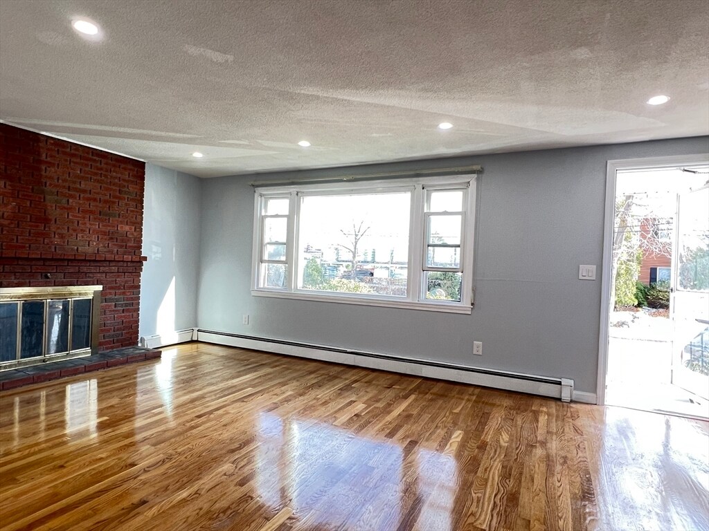 Primary Photo - 74 Baker St