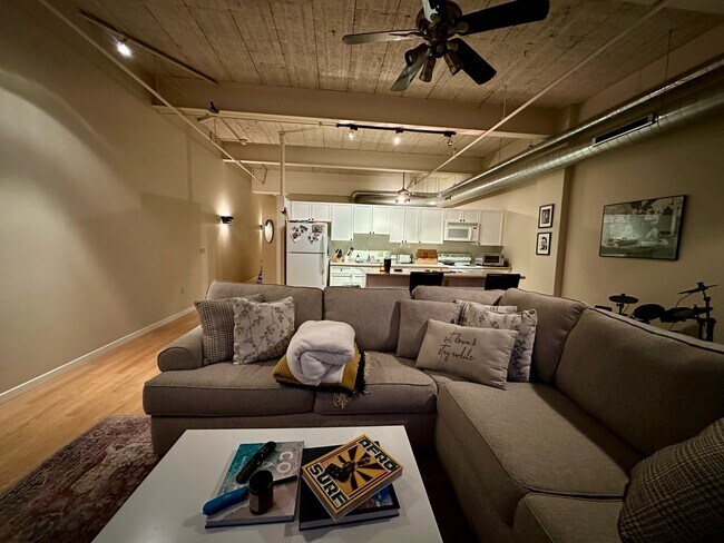 Foto del edificio - Spacious 1bed/1ba condo in Brewers Hill!