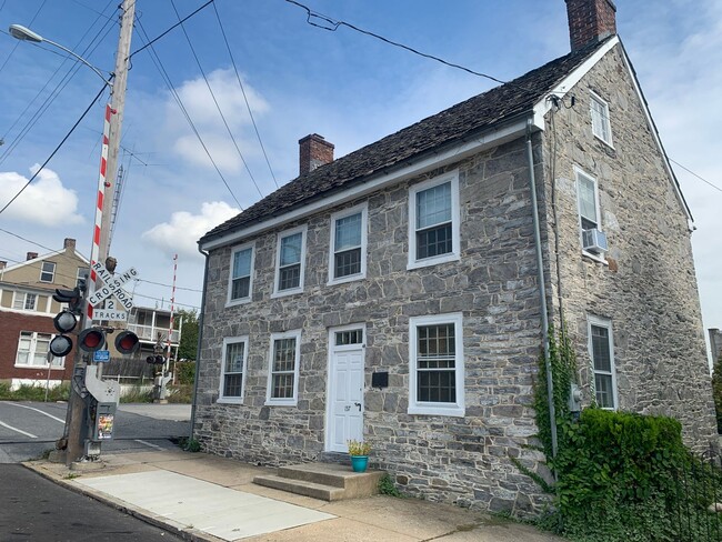 Building Photo - Historic Limestone 2 Bedroom 2 Bath House ...