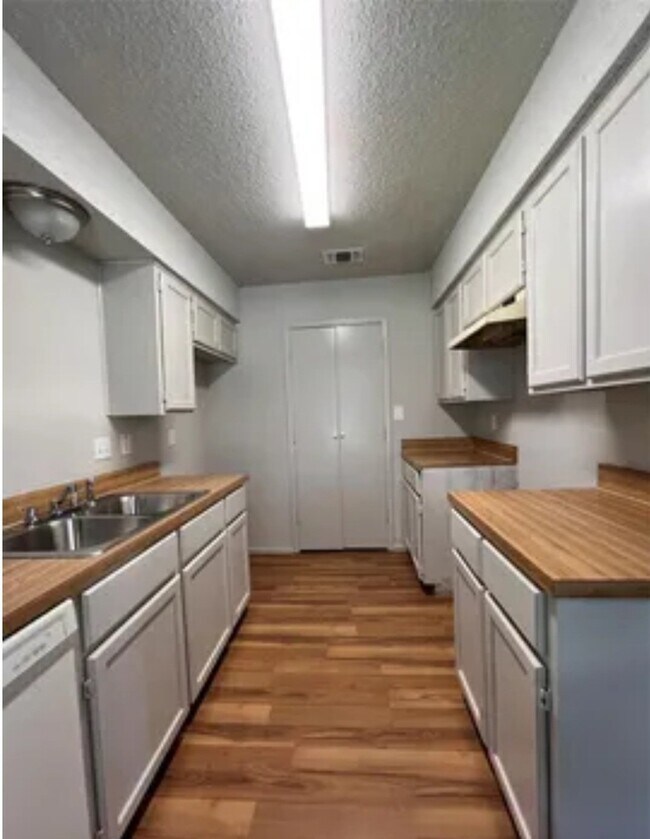 Building Photo - 800 Woodland Ct