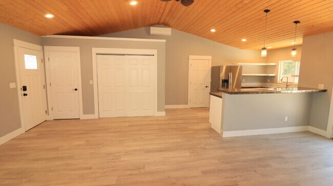 Foto del edificio - Recently Remodeled 2/1 Home in Redmond