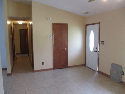 Building Photo - 246 S Creek Dr