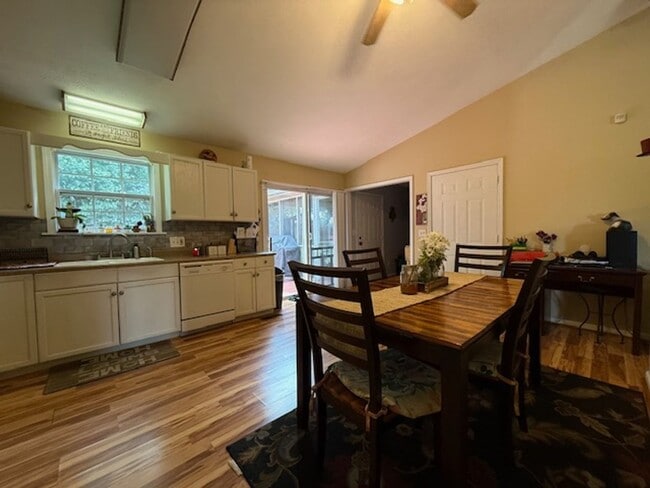 Building Photo - Comfort, Convenience, and Great Location!!