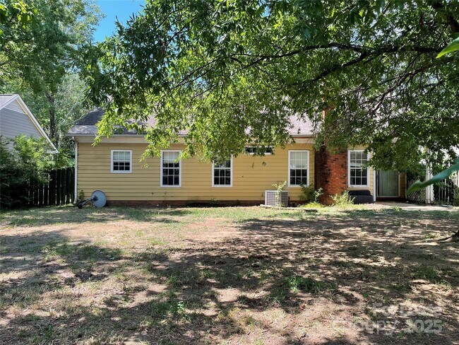 Foto del edificio - 6002 Kenmore Ln