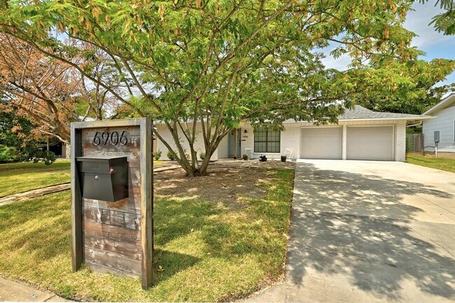 Foto del edificio - 6906 Twin Crest Dr
