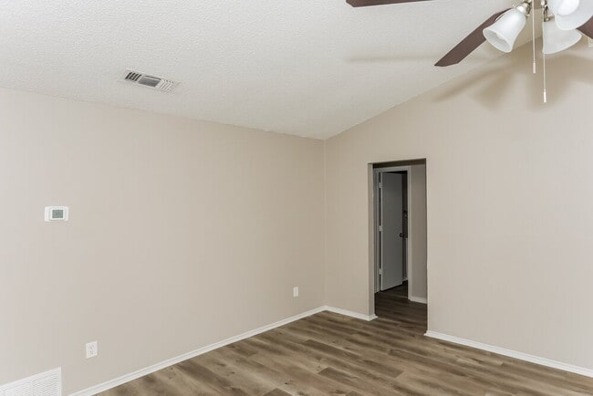 Building Photo - 6004 Cool Springs Dr