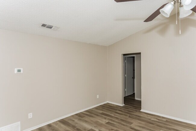 Foto del edificio - 6004 Cool Springs Dr