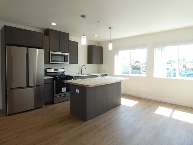 Building Photo - 2412 Carmona Ave