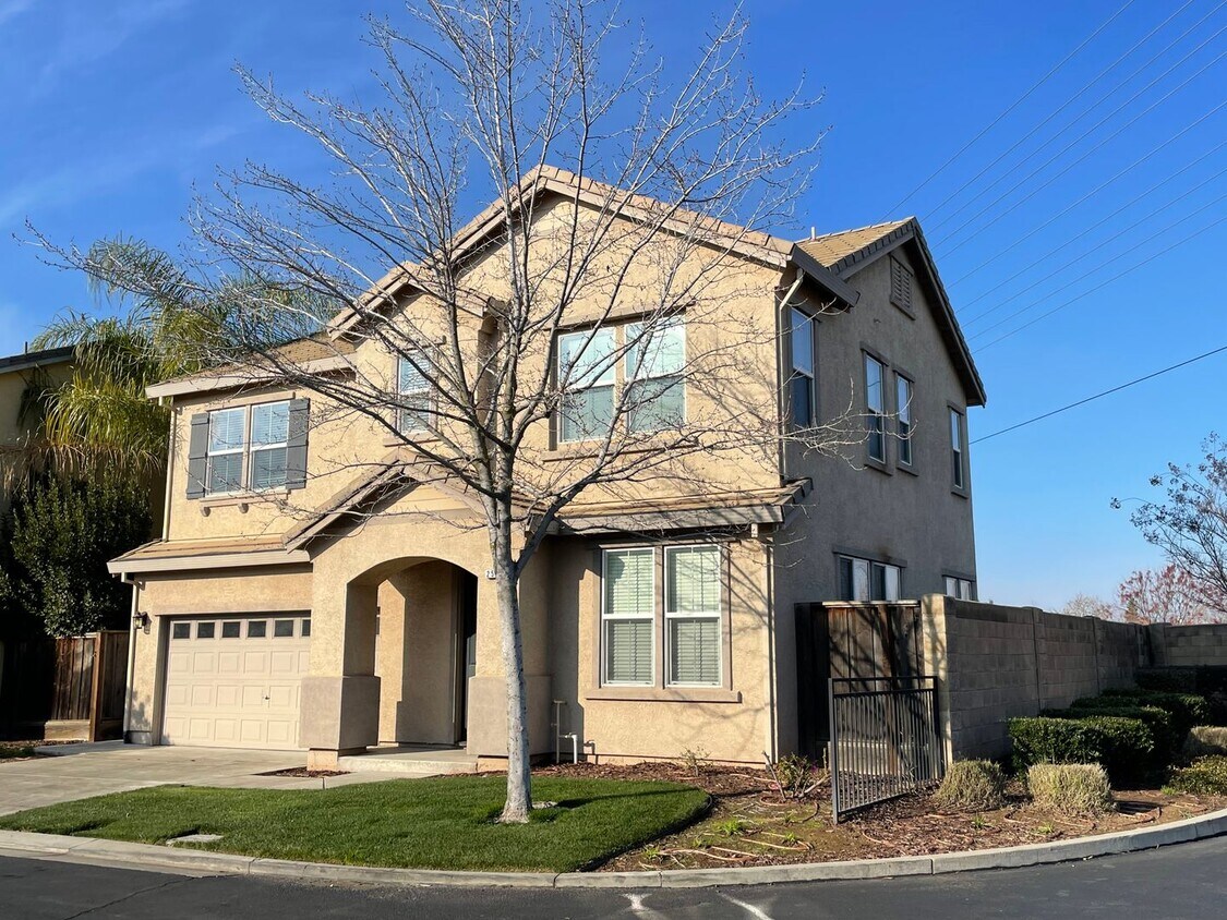 Primary Photo - 3 Bedroom Home located in gated community