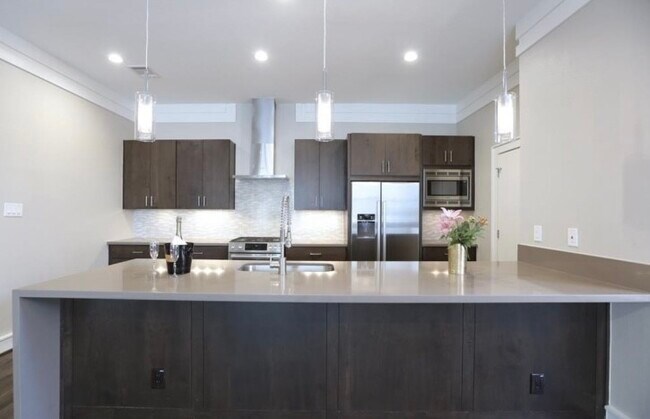 Building Photo - 5327 Lillian St