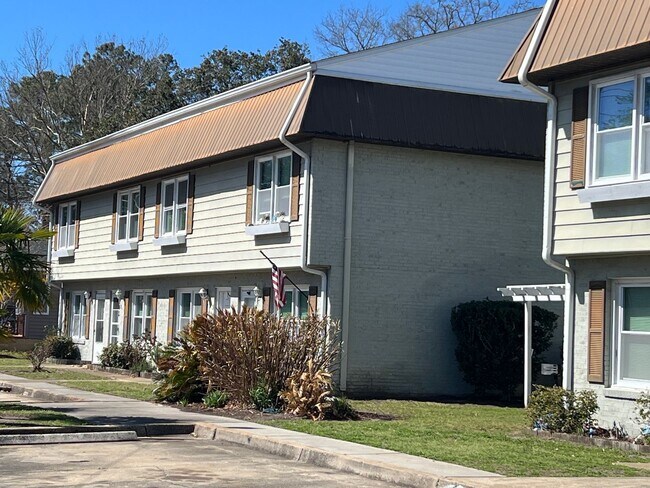 Building Photo - Available Now! 2 Bedroom, 1.5 Bath Town Home Located at East Coast Palm!