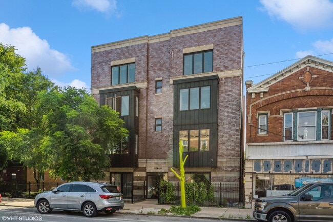 Impeccable 3 bedroom 2.5 bath condo located in the heart of Ukrainian Village / Humboldt Park / W... - Impeccable 3 bedroom 2.5 bath condo located in the heart of Ukrainian Village / Humboldt Park / W...