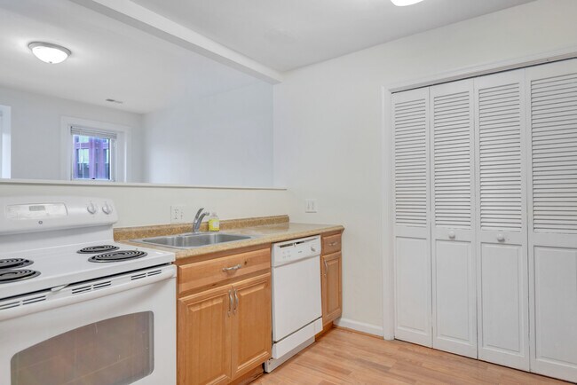 Building Photo - 650 D St SE