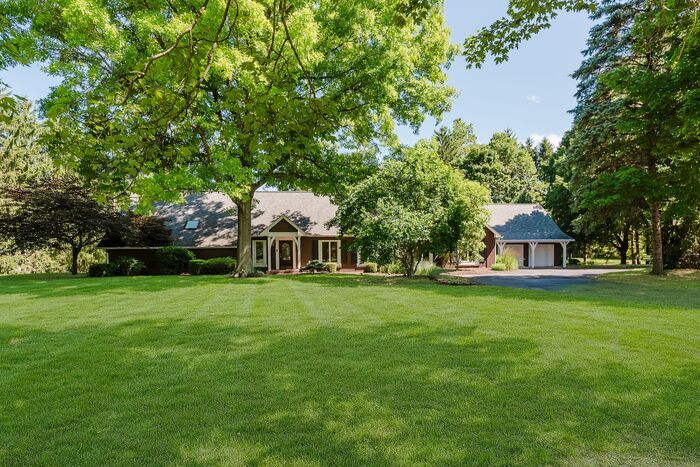 Foto principal - Large Executive Home in Carmel Schools