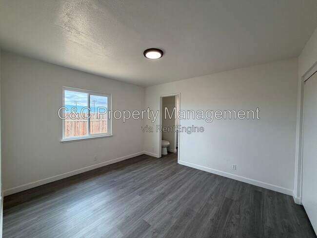 Foto del edificio - 21490 Bear Valley Rd