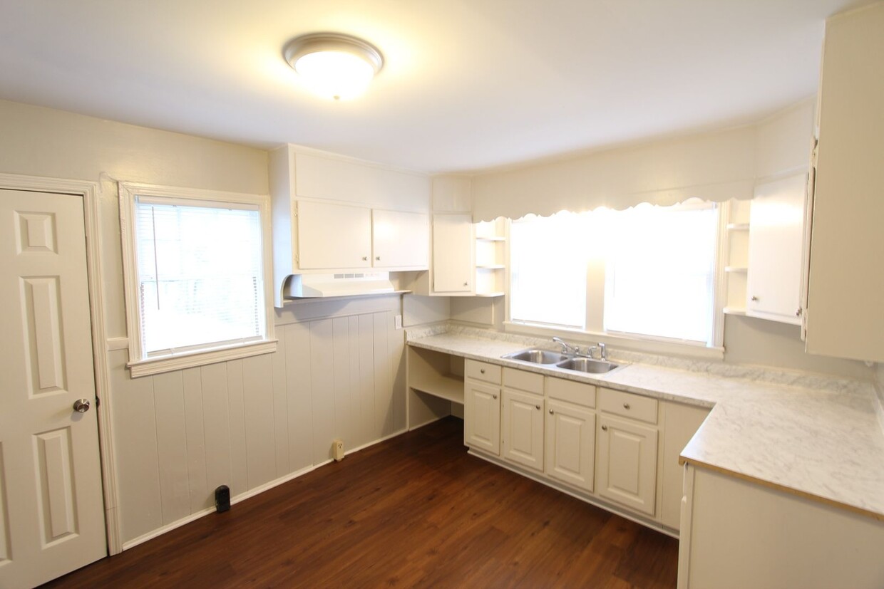 Primary Photo - Large and Cute 4BR 2BA Eastlake Home in Mo...