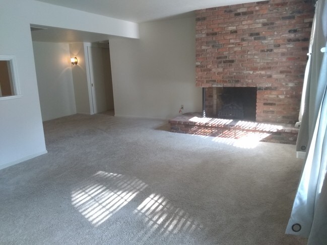 Building Photo - 7055 Carriage Hill Dr