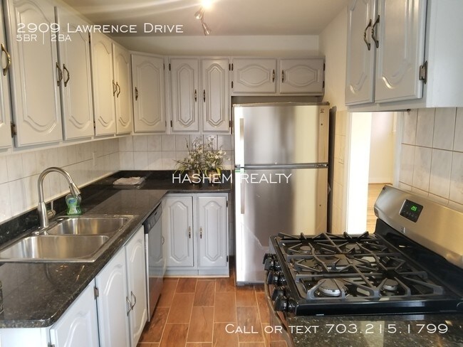 Building Photo - 2909 Lawrence Dr