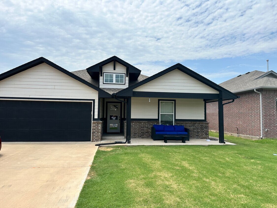 Foto principal - For Rent: 3 Bed, 2 Bath Home in Jones, OK ...