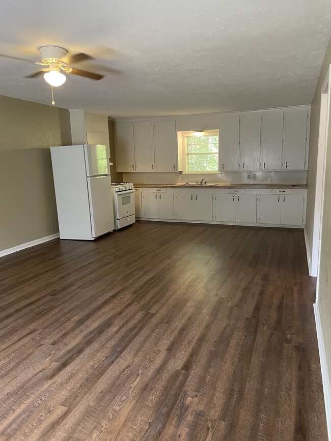 Living Room & Kitchen - 2028 Westview Dr