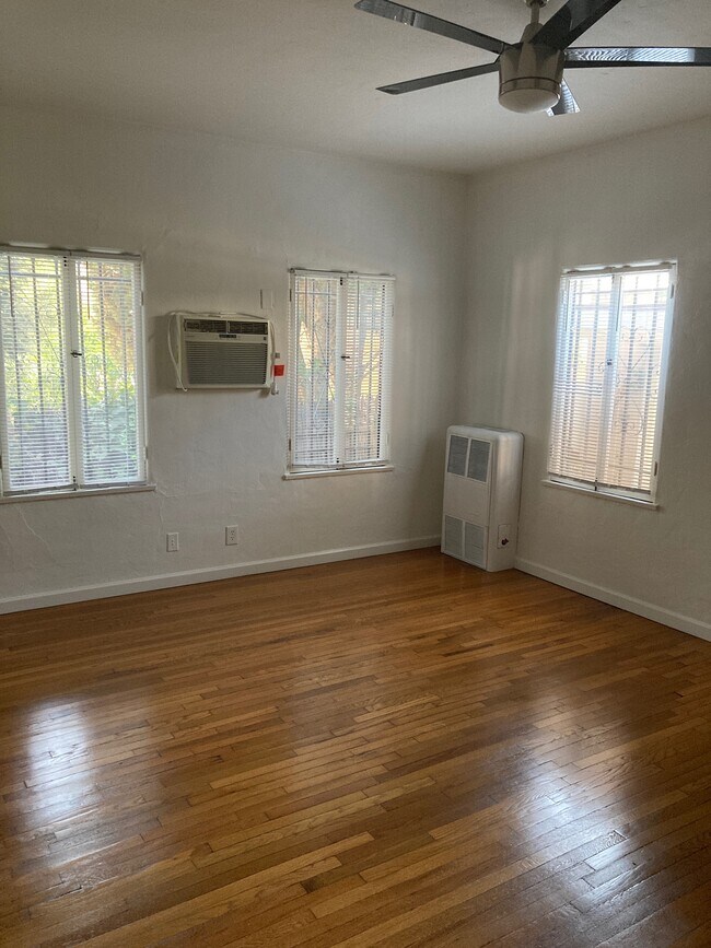 Building Photo - 427 S Oakhurst Dr